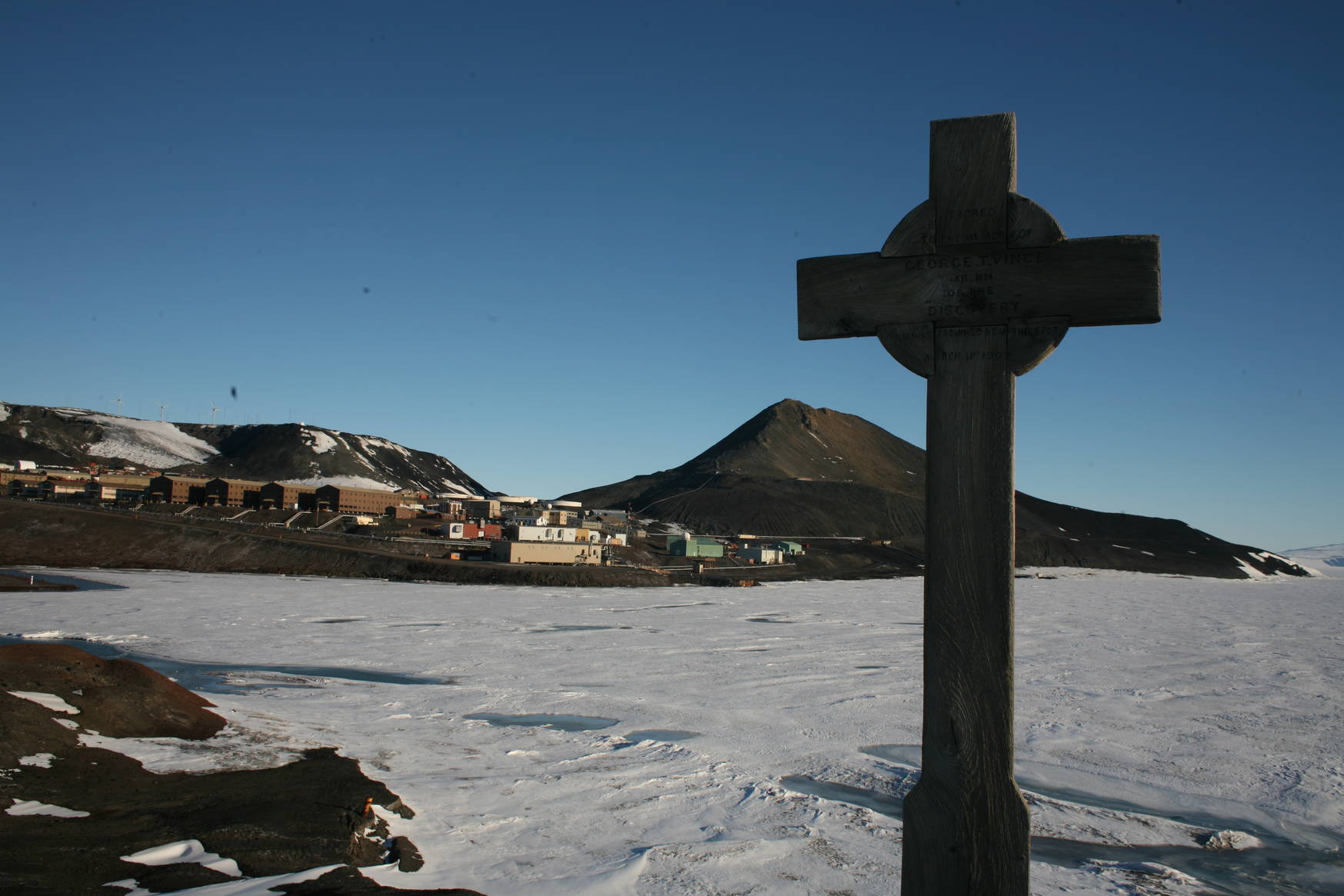 A view of the cross on top of the <em>Hut Point</em> hill. In the background the McMurdo base and the <em>Observation Hill</em>, my next hiking goal.