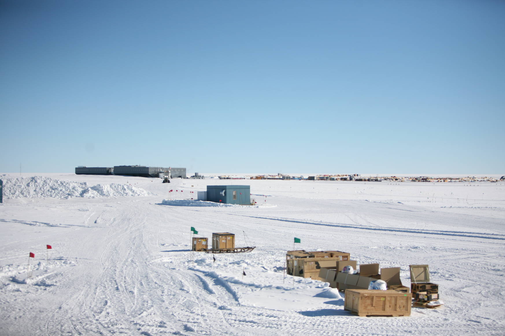 My way to work is approximately one
kilometer. This picture is taken from the South Pole Telescope (where I work)
facing the station (where we eat and sleep).