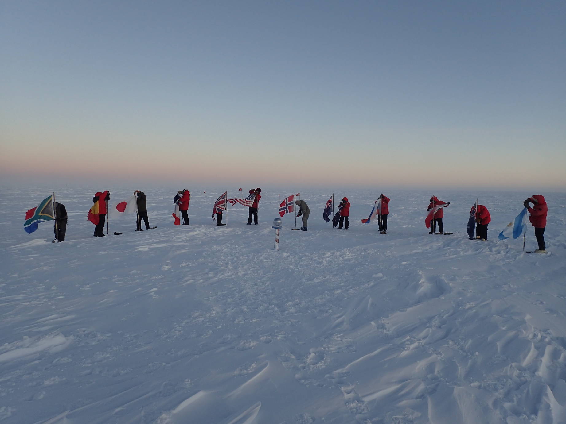 Friday afternoon, flag exchange ceremony: New flags for the upcoming season (Photo: John Dinovo)